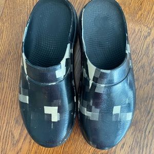 Oofos Black and White Geometric Pattern Clog